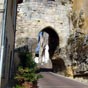 Porte de la Mer ou du Port, et son écusson anglais; reste de l'enceinte fortifiée.